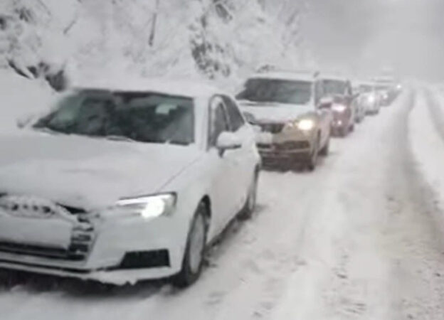 Traficul se desfășoară dificil pe ruta Brașov – Fundata: Ninsoare abundentă și COD GALBEN de vreme severă Traficul pe ruta Brașov-Fundata a fost puternic afectat de ninsoarea abundentă care a transformat peisajul montan într-o iarnă autentică.