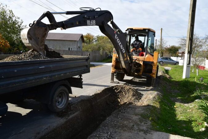 Lucrări de canalizare în Săbiești: Proiectul avansează stradă cu stradă Lucrări de canalizare în Săbiești: Proiectul avansează zi de zi, echipele de muncitori se află pe strada Bucegi, unde se realizează
