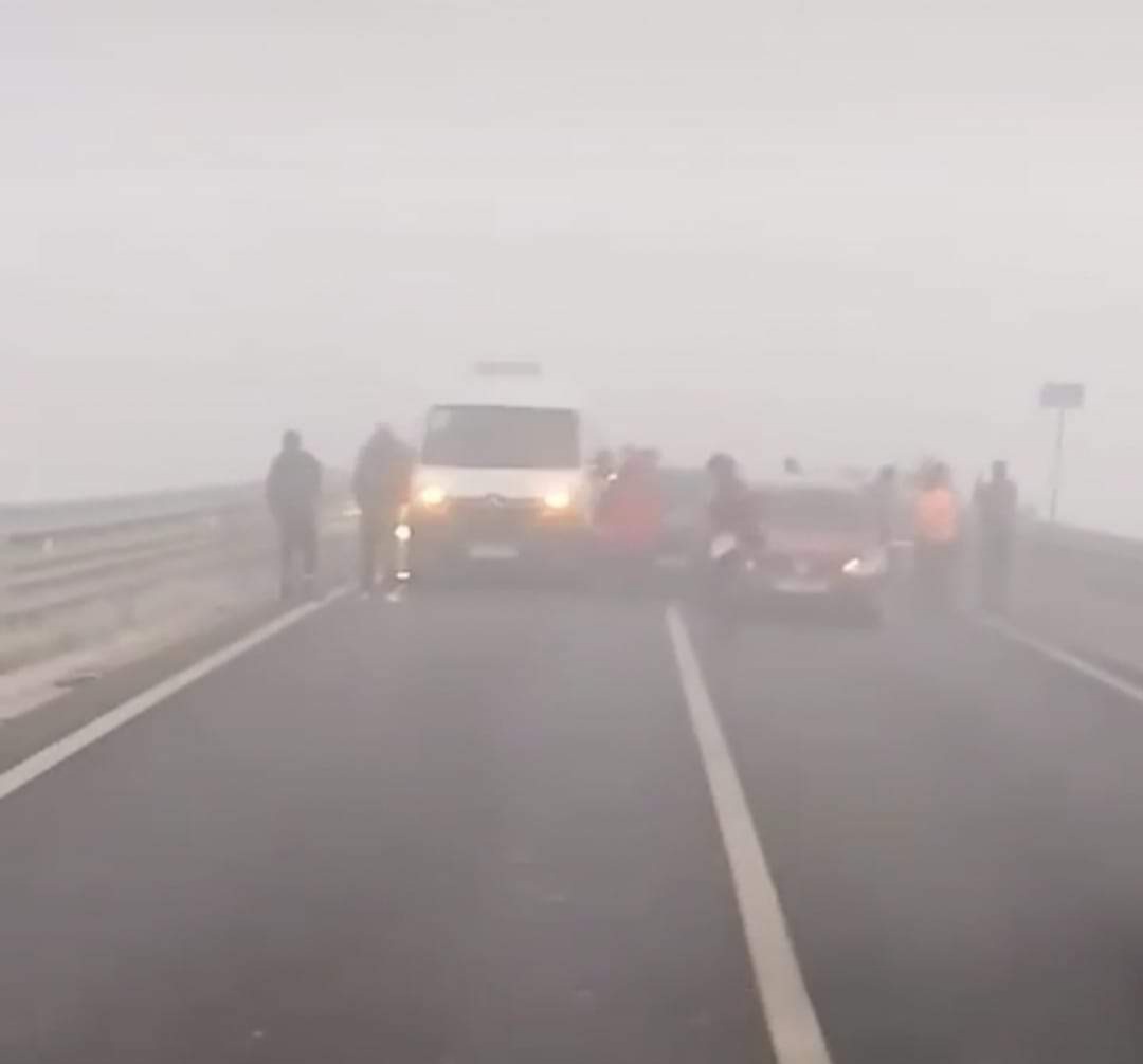 MARE ATENȚIE! Carambol cu nouă mașini din cauza ceții dense, un accident rutier grav a avut loc în dimineața zilei