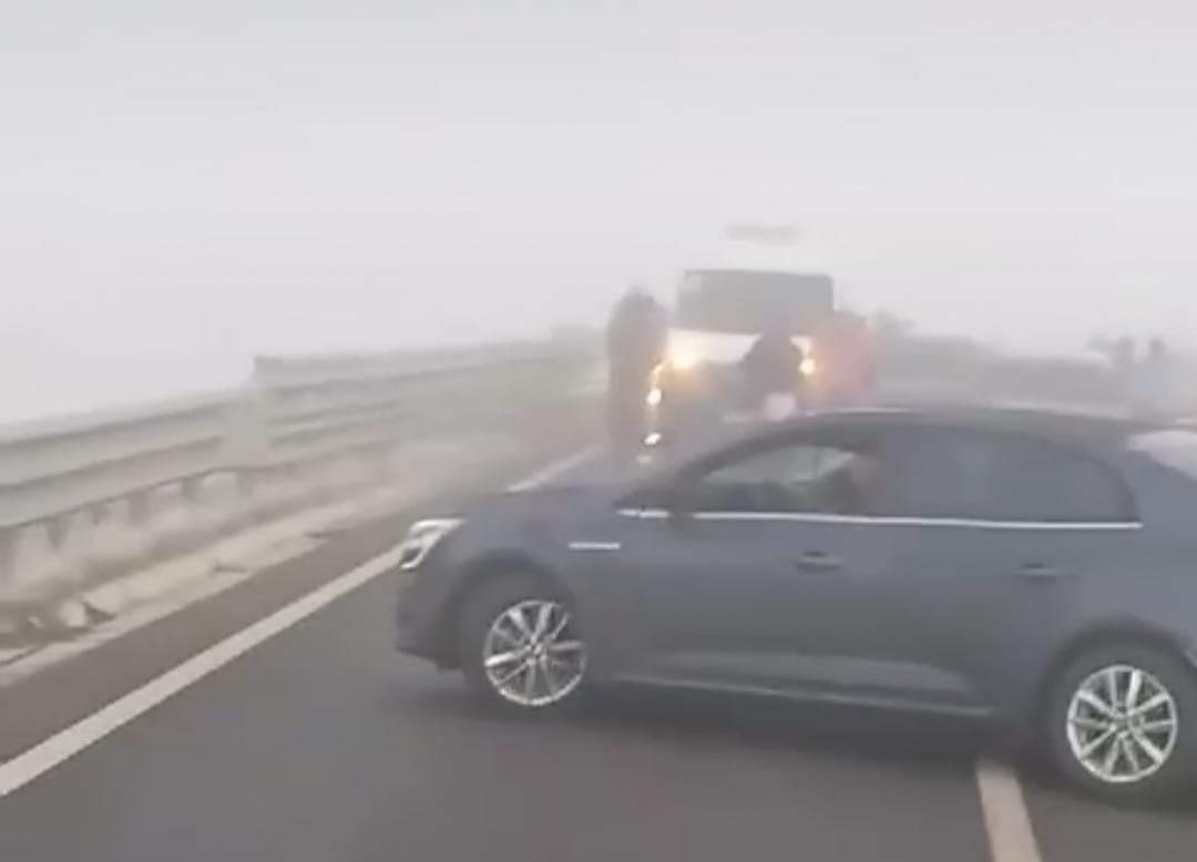 MARE ATENȚIE! Carambol cu nouă mașini din cauza ceții dense, un accident rutier grav a avut loc în dimineața zilei