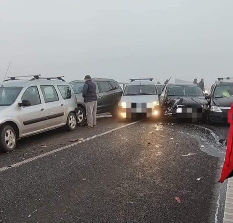MARE ATENȚIE! Carambol cu nouă mașini din cauza ceții dense MARE ATENȚIE! Carambol cu nouă mașini din cauza ceții dense, un accident rutier grav a avut loc în dimineața zilei