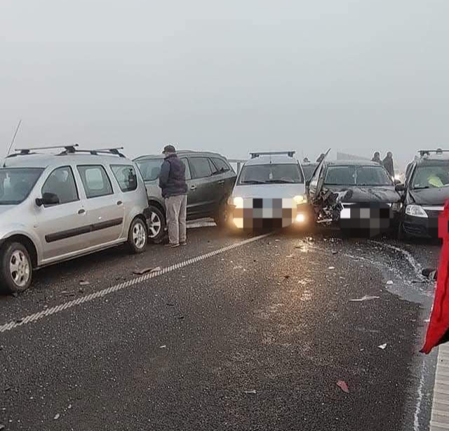 MARE ATENȚIE! Carambol cu nouă mașini din cauza ceții dense, un accident rutier grav a avut loc în dimineața zilei