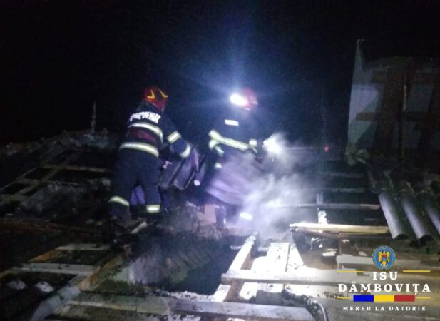 O casa a fost mistuită de flăcări la Gemenea, noaptea trecută, în jurul orei 22:56, pompierii au fost solicitați să intervină în cazul unui incendiu produs la o casă din localitatea Gemenea.