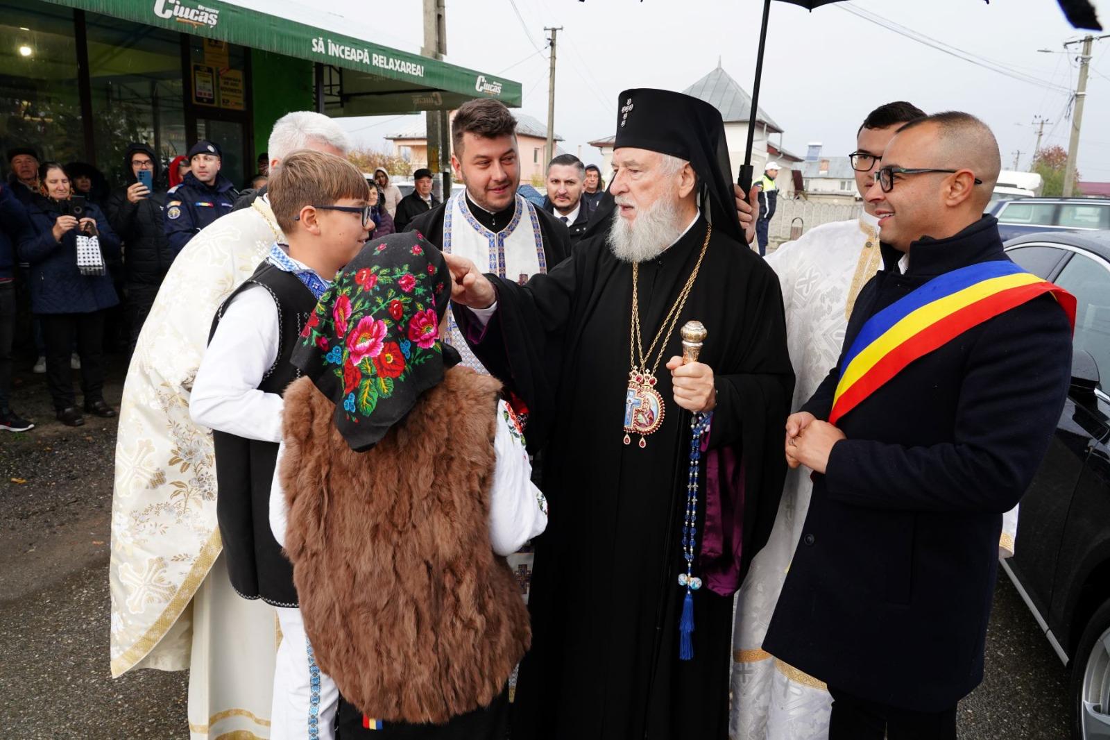Președintele CJ Dâmbovița, Corneliu Ștefan, a participat la târnosirea bisericii „Sfânta Treime” din Viișoara, ieri, comunitatea din satul Viișoara a trăit un moment emoționant și plin de semnificație, cu ocazia târnosirii bisericii