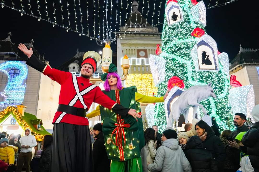 Craiova a devenit, de ieri, centrul magic al sărbătorilor de iarnă, atrăgând peste 40.000 de vizitatori la inaugurarea Târgului de Crăciun