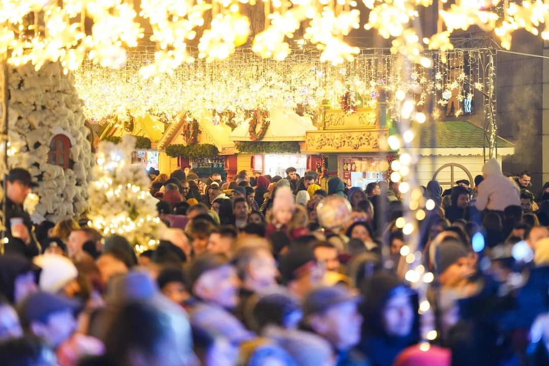 Craiova a devenit, de ieri, centrul magic al sărbătorilor de iarnă, atrăgând peste 40.000 de vizitatori la inaugurarea Târgului de Crăciun