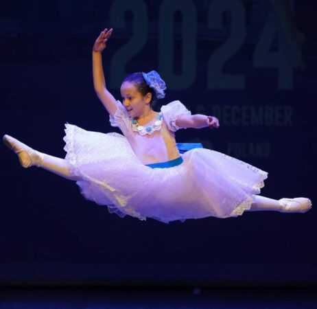 Daria Sandu, mica balerină din Răcari, cucerește lumea cu talentul său.