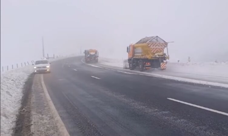 Se acționează cu utilaje de deszăpezire în Pasul Tihuța, pentru asigurarea circulației în condiții de siguranță Se acționează cu utilaje de deszăpezire în Pasul Tihuța, pentru asigurarea circulației în condiții de siguranță.