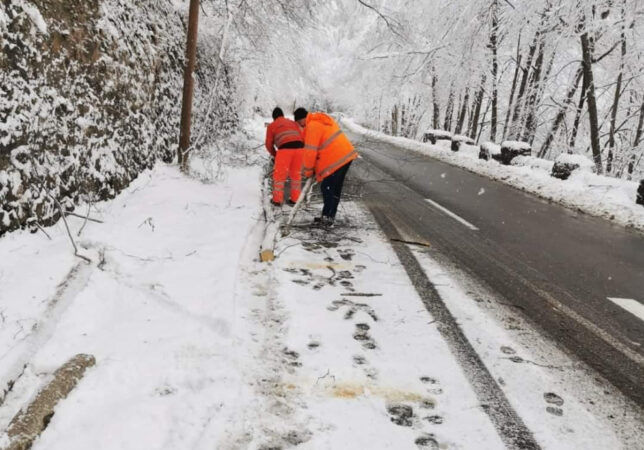 Intervenții de urgență pe drumurile naționale din țară, echipele Direcției Regionale de Drumuri și Poduri (DRDP) Iași sunt în plină acțiune pentru a asigura