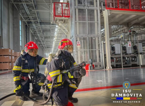 Exercițiu major al ISU Dâmbovița: Testarea capacității de răspuns la incendii și explozii în comuna Ulmi Exercițiu major al ISU Dâmbovița: Testarea capacității de răspuns la incendii și explozii în comuna Ulmi.