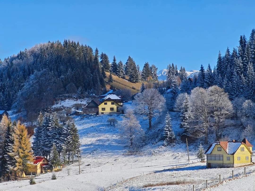 Fundata este un ținut de basm, Munții Bucegi și Piatra Craiului, care străjuiesc localitatea, sunt acoperiți de zăpadă,