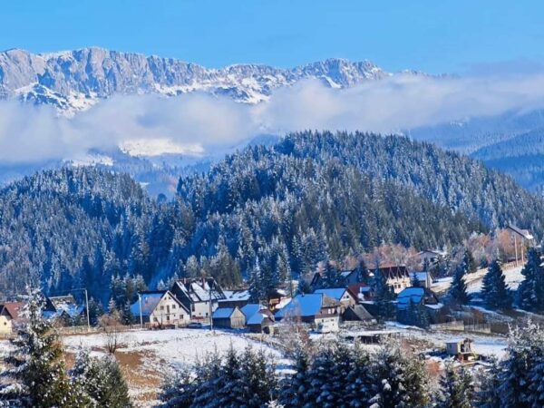 Fundata este un ținut de basm Fundata este un ținut de basm, Munții Bucegi și Piatra Craiului, care străjuiesc localitatea, sunt acoperiți de zăpadă,