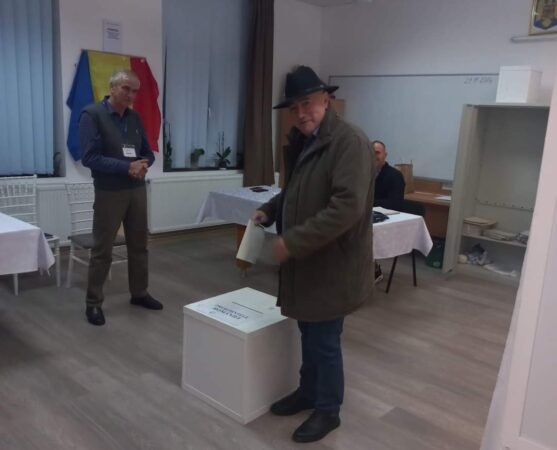 Primarul comunei Voinești, Gabriel Dănuț Sandu, a votat astăzi, la ora 7:00 , imediat  cum s-au deschis secțiile de votare,  subliniind importanța participării la vot pentru un viitor mai bun al României.