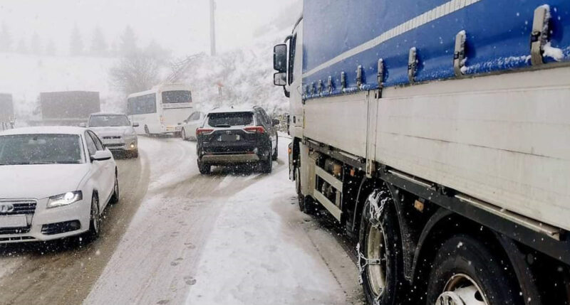 ATENȚIE! Iarna se instalează deja în mai multe zone din țară ATENȚIE! Iarna se instalează deja în mai multe zone din țară, venim cu recomandări, pentru călătorii frumoase, în siguranță.