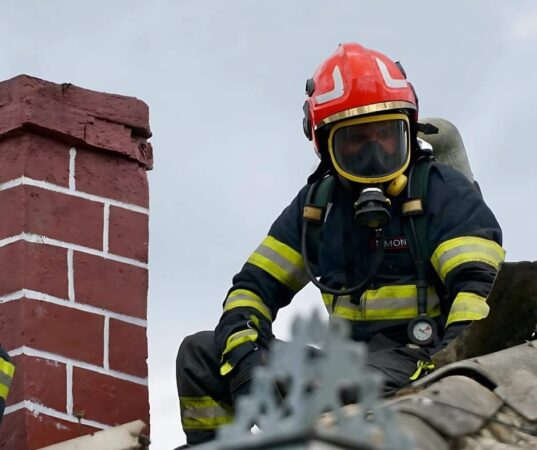 Creșterea numărului de incendii la locuințe în sezonul rece: Cum să te protejezi prin întreținerea corectă a coșului de fum Creșterea incendiilor la locuințe în sezonul rece, pe măsură ce temperaturile scad și începe sezonul de încălzire, riscurile d