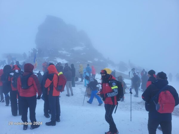 Mii de turiști au urcat pe Platoul Bucegi, atrași de legenda Sfinxului, conform căreia, în fiecare an, pe 28 noiembrie