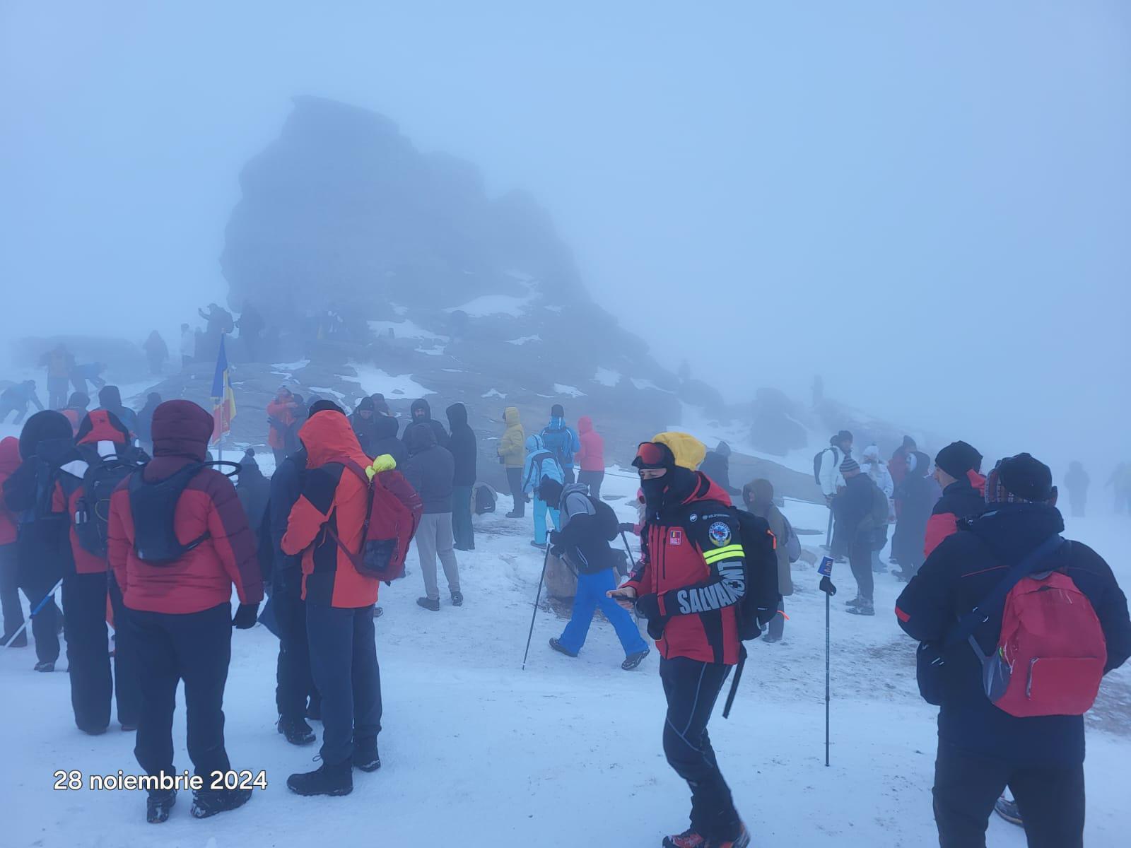 Mii de turiști au urcat pe Platoul Bucegi, atrași de legenda Sfinxului, conform căreia, în fiecare an, pe 28 noiembrie
