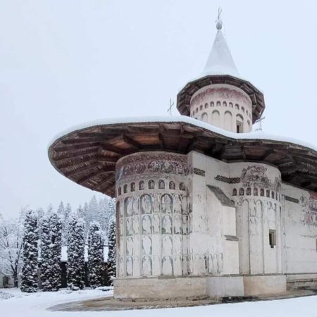 Mănăstirea Voroneț, un colț de rai în iarnă Mănăstirea Voroneț, un colț de rai în iarnă , în dimineața acestei duminici, Mănăstirea Voroneț, unul dintre cele mai frumoase