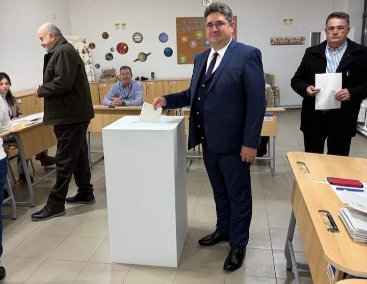 Primarul Marius Caravețeanu, a fost printre primii cetățeni care și-au exercitat dreptul de vot în această dimineață, subliniind importanța