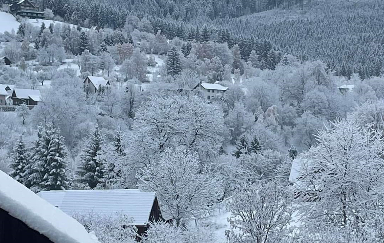 Peisaje de iarnă în Bran-Poarta! Cu o dimineață rece și aer curat, Bran-Poarta își dezvăluie splendoarea iernii timpurii!