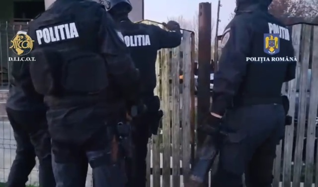 Percheziții, polițiștii din Moreni au reținut, în urma unei ample operațiuni desfășurate pe 17 noiembrie, doi bărbați bănuiți d