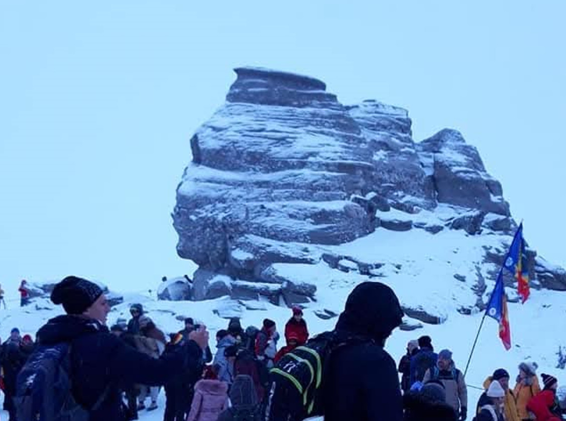 Piramida energetică de la Sfinxul din Bucegi, pe 28 noiembrie, Munții Bucegi devin centrul unui fenomen natural deosebit, care atrage mii de turiști