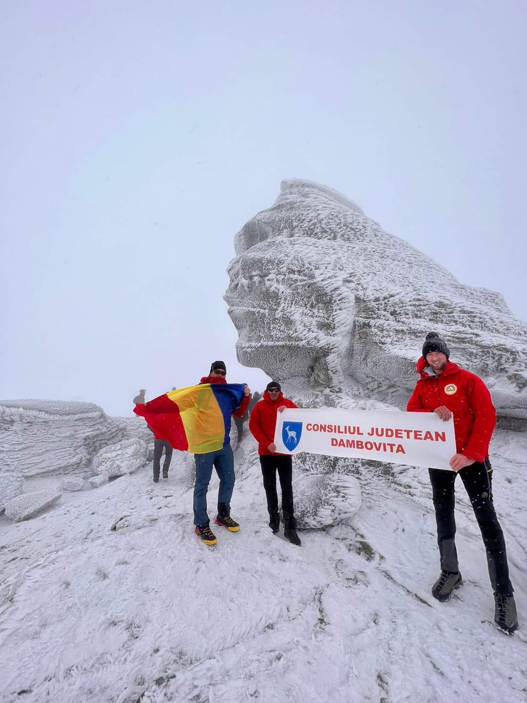 Piramida energetică de la Sfinxul din Bucegi, pe 28 noiembrie, Munții Bucegi devin centrul unui fenomen natural deosebit, care atrage mii de turiști