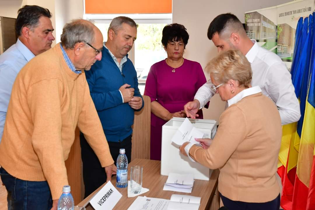 Realegerea lui Tănase Mugurel în funcția de viceprimar, s-a făcut cu un vot zdrobitor de 12 „pentru” și doar 3 „împotrivă”.