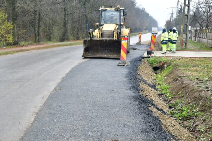 Finalizarea lucrărilor de apă și canalizare pe Strada Gării din Ghergani, au început lucrările de reabilitare a carosabilului Finalizarea lucrărilor de apă și canalizare pe Strada Gării din Ghergani, au început lucrările de reabilitare a carosabilului.