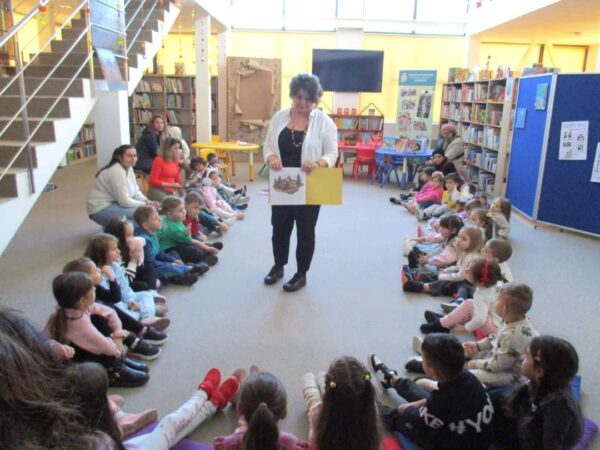 „Școala altfel” la Filiala pentru Copii a Bibliotecii Județene Dâmbovița: O zi magică în lumea cărților pentru micii exploratori! „Școala altfel” , Filiala pentru copii a Bibliotecii Județene Dâmbovița a fost locul unei aventuri fascinante pentru micuții de la Grădinița nr. 16 din Târgoviște