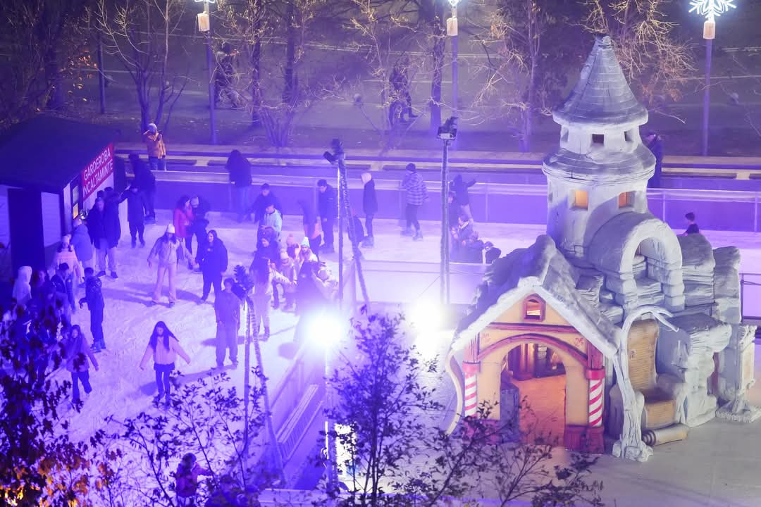 Târgul de Crăciun din Craiova: Un vis împodobit cu magia sărbătorilor, care promite să aducă bucurie vizitatorilor de toate vârstele.