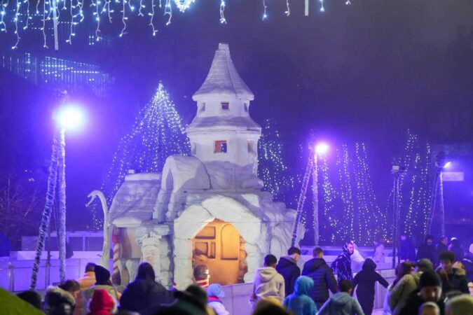 Târgul de Crăciun din Craiova: Un vis împodobit cu magia sărbătorilor Târgul de Crăciun din Craiova: Un vis împodobit cu magia sărbătorilor, care promite să aducă bucurie vizitatorilor de toate vârstele.