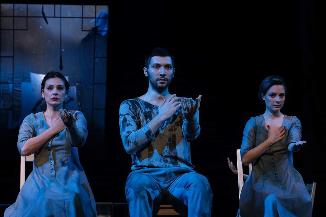 Teatrul Tony Bulandra aduce tragedia antică „Oreste” pe scena din Târgoviște, după un turneu de succes în Cipru.