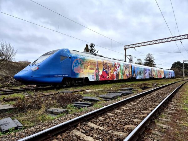 Softronic aduce spiritul Crăciunului pe calea ferată: Trenul oficial al Târgului de Crăciun din Craiova Softronic lansează o inițiativă unică: un tren deosebit care le va aduce vizitatorilor din București și Brașov magia sărbătorilor direct în inima Craiovei.