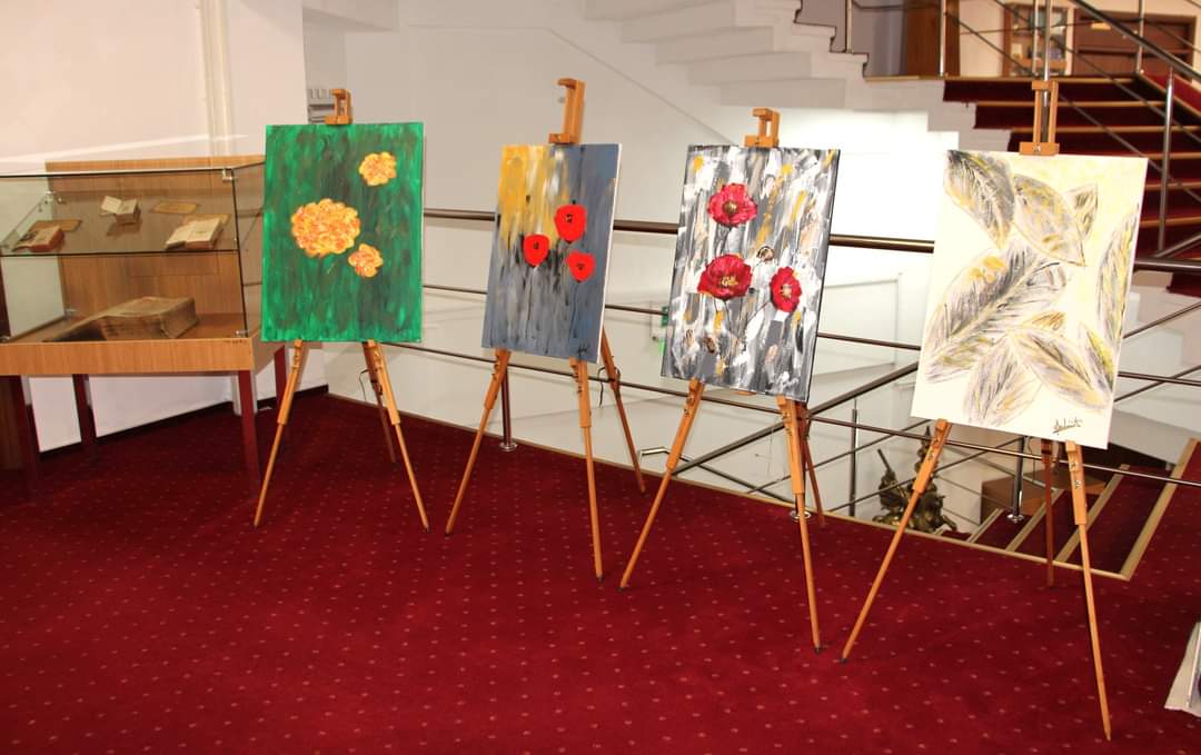 Biblioteca Județeană „I.H. Rădulescu” din Dâmbovița a găzduit astăzi vernisajul expoziției de pictură „Perspective florale”