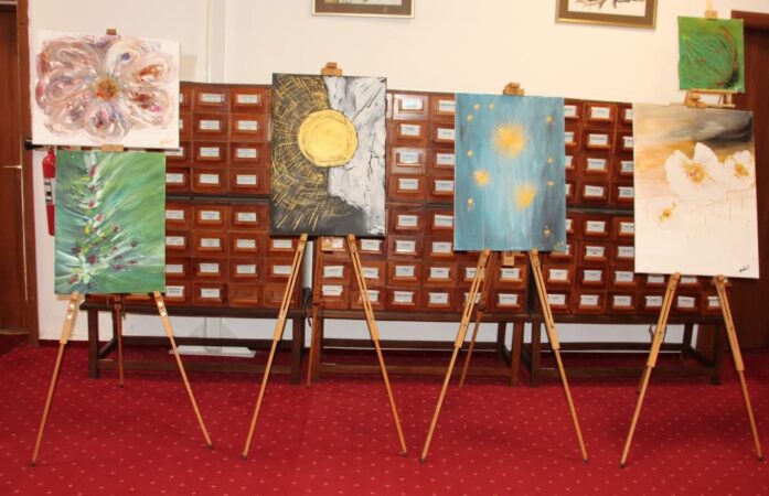 Biblioteca Județeană „I.H. Rădulescu” din Dâmbovița a găzduit astăzi vernisajul expoziției de pictură „Perspective florale”