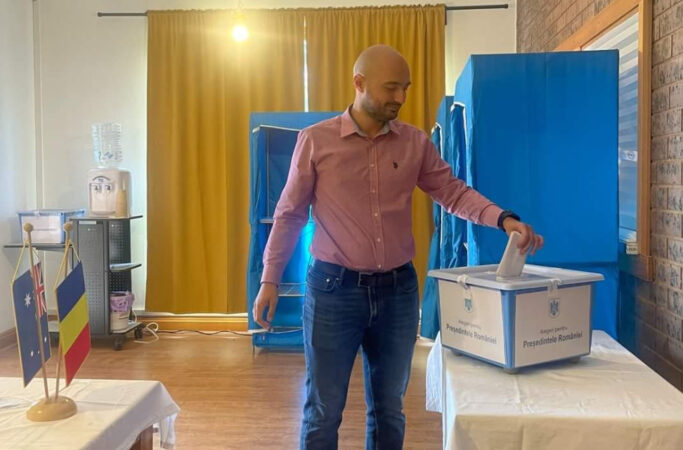VOT în DIASPORA: Numărul total de cetățeni români cu domiciliul în străinătate care figurează cu drept de vot la acest scrutin este 989.230 de persoane VOT în DIASPORA: Autoritatea Electorală Permanentă (AEP) aduce la cunoștința opiniei publice situația numărului de alegători valabil pentru alegerea Președintelui României din data de 24 noiembrie 2024, după cum urmează: