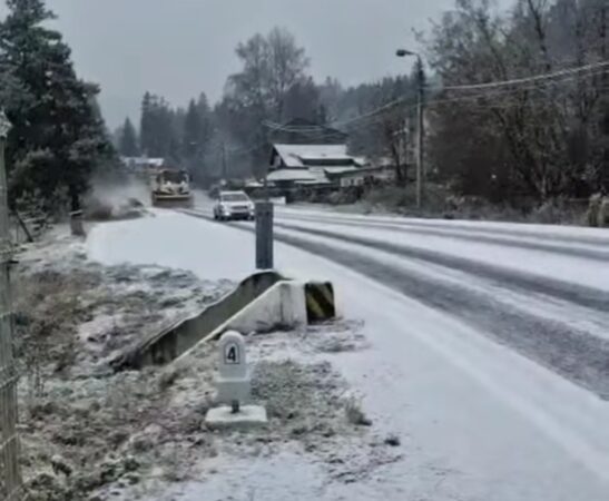 Alertă meteo în zona montană, în această dimineață, vremea rece și ninsoarea au pus probleme pe drumurile montane din centrul țării.