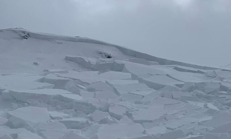 Pericol de avalanșă în munții din România Pericol de avalanșă în munții din România, Salvamont România avertizează turiștii și iubitorii de munte că