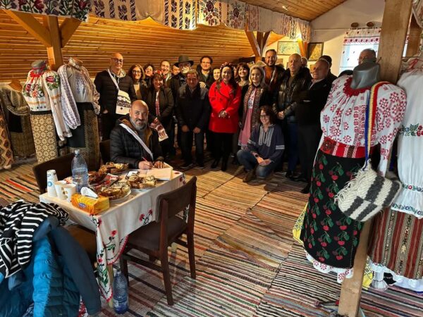 Muzeul de Folclor „Cristina Ilie” din Dâmbovița, o atracție pentru turiștii din străinătate Muzeul de Folclor „Cristina Ilie” din Dâmbovița a fost gazda unei vizite deosebite, primind ieri oaspeți din România și Spania.