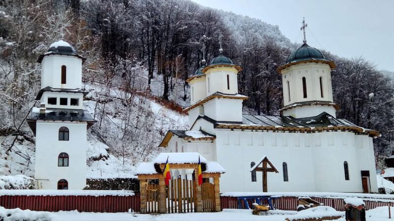 Iarna, un basm în inima Munților: Schitul Pătrunsa din Parcul Național Buila-Vânturarița Iarna a adus un adevărat basm la Schitul Pătrunsa, un loc de o frumusețe deosebită din Parcul Național Buila-Vânturarița