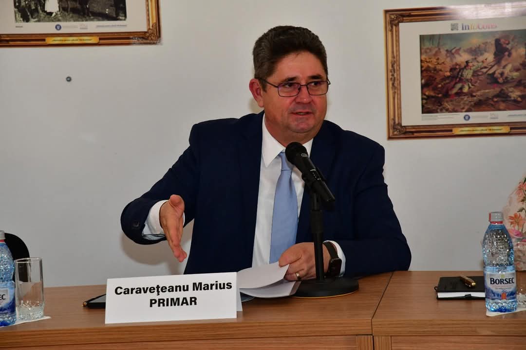 Primarul orașului Răcari, Marius Caravețeanu, îndeamnă cetățenii să raporteze problemele cu furnizarea energiei electrice cauzate de vânt.