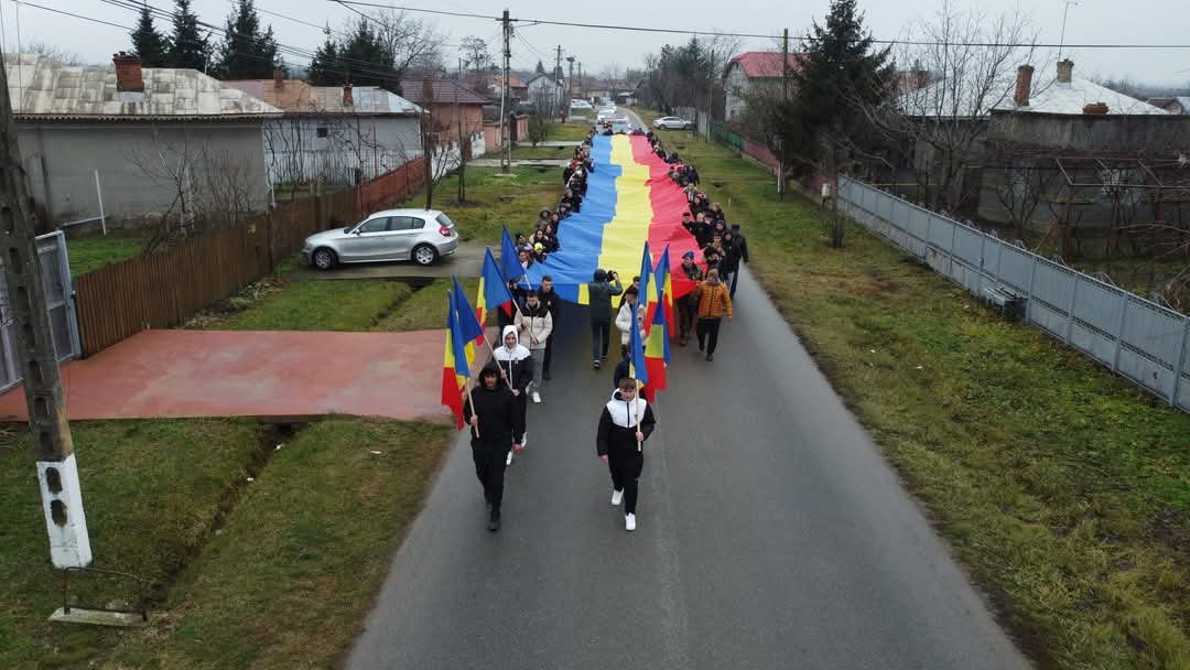 Marșul Tricolorului în Ghimpați: Un omagiu emoționant pentru eroii României.