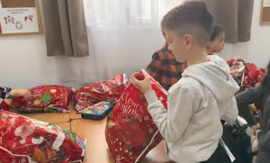 Moș Crăciun a adus magia sărbătorilor în Răzvad.