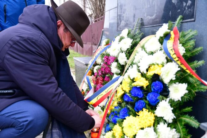 Răcari își cinstește eroii de Ziua Națională a României Răcari își cinstește eroii de Ziua Națională a României, o zi în care întreaga țară s-a unit pentru a omagia sacrificiul celor care au luptat pentru libertatea și unitatea națională.