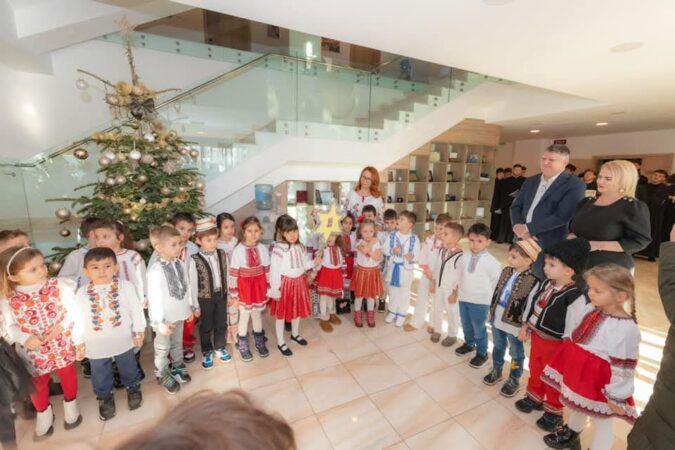  Universitatea „Valahia” din Târgoviște a fost cuprinsă de magia sărbătorilor de iarnă, grație vizitei colindătorilor veseli și talentați veniți de la licee, școli și grădinițe din județul Dâmbovița.