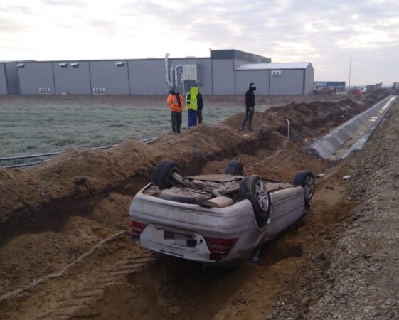 Accident pe DN 7: Un autoturism s-a răsturnat într-un șanț Accident rutier pe DN 7, în apropiere de orașul Titu. Un bărbat de 61 de ani, din comuna Lungulețu, care conducea