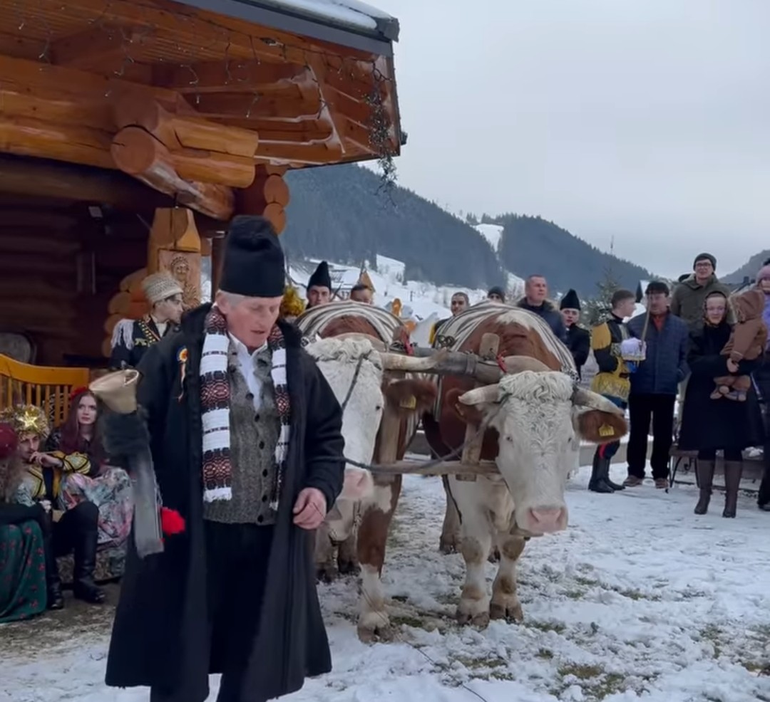 Anul Nou adus cu tradițiile bucovinene:  „Plugușorul” răsună în inima Bucovinei.