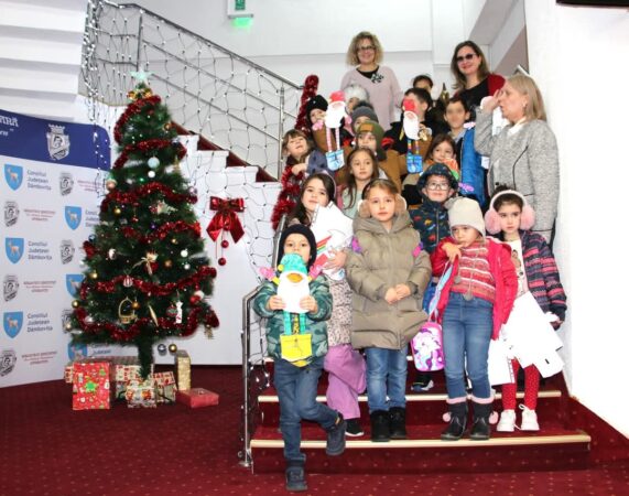 „Bucuriile iernii la bibliotecă” – O sărbătoare a tradițiilor și învățăturii pentru micii elevi din Târgoviște Bucuriile iernii la bibliotecă” – O sărbătoare a tradițiilor și învățăturii pentru micii elevi din Târgoviște.