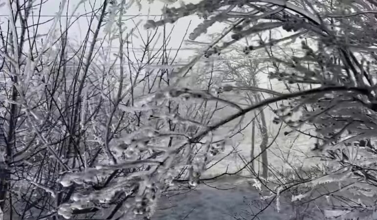 Chiciura: Pericolul invizibil din traficul Chiciura, un fenomen natural puțin vizibil, dar extrem de periculos, face ravagii pe drumurile din întreaga țară. Acest strat subțire